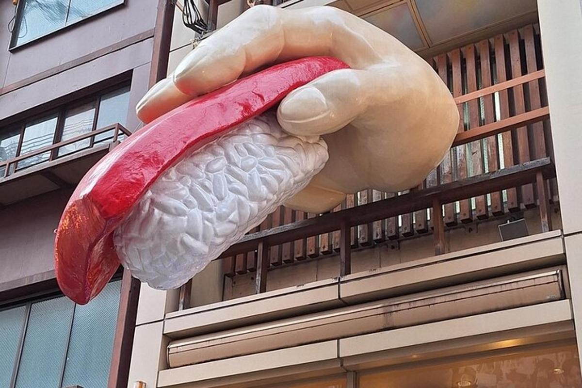 velká socha ruky držící hot dog