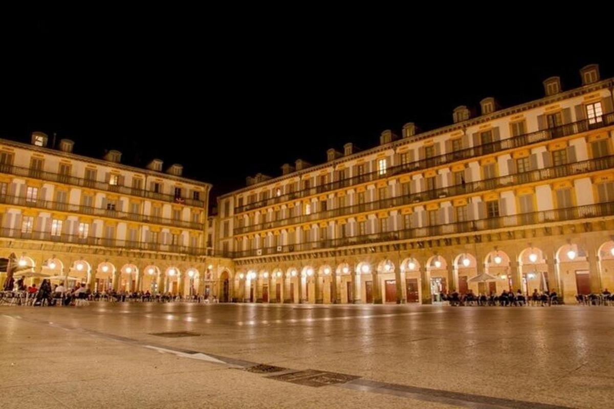 un gran edifici està il·luminat a la nit
