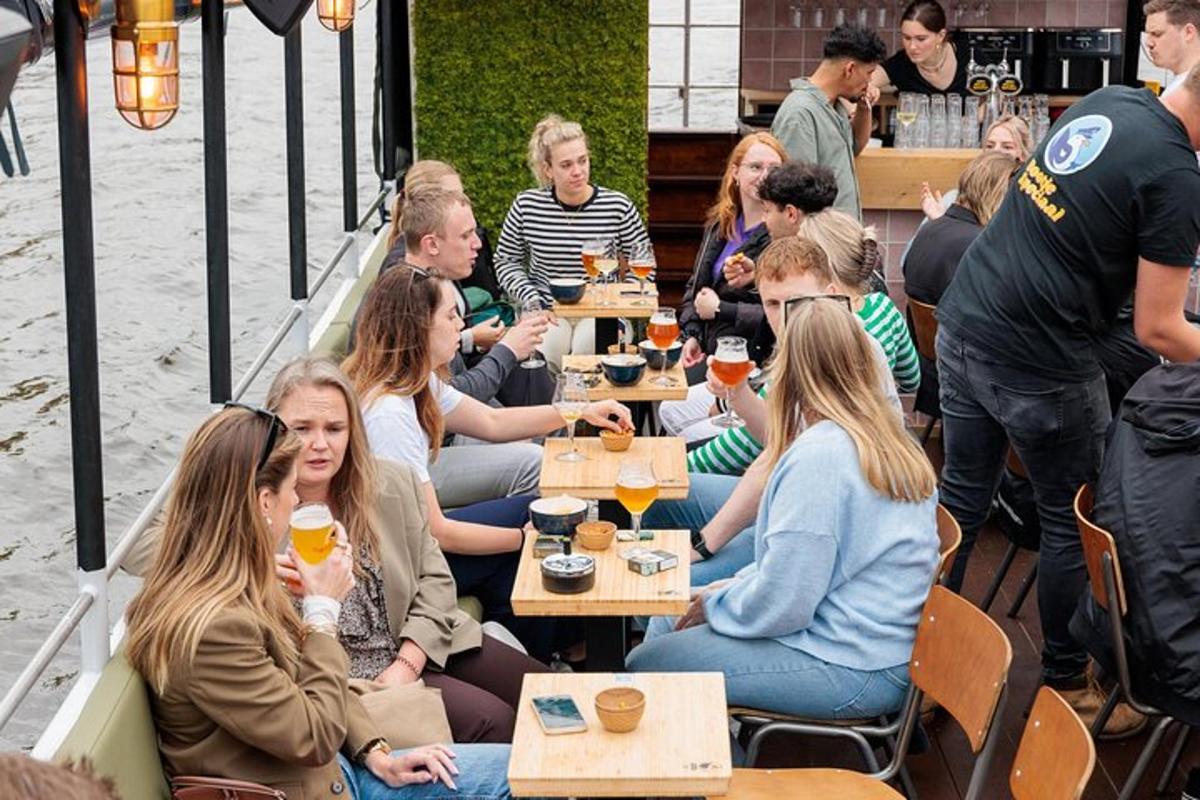un gruppo di persone sedute ai tavoli di un ristorante
