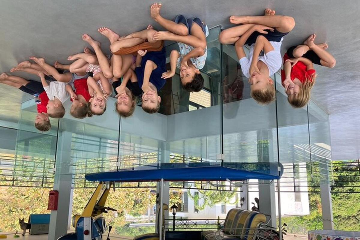 skupina mužů předvádí triky na trampolíně