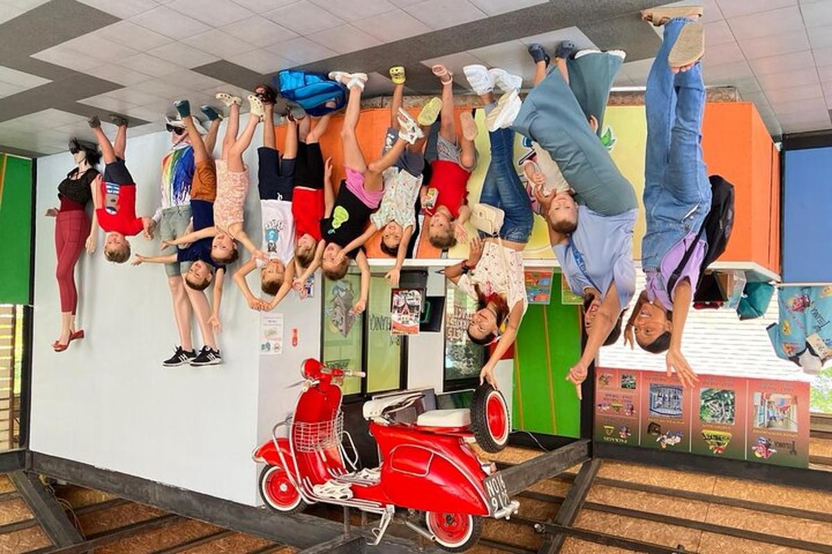skupina lidí předvádí trik na zdi