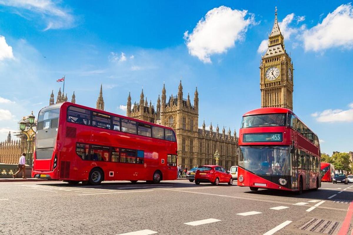 Červený dvoupatrový autobus projíždějící kolem hodinové věže Big Ben