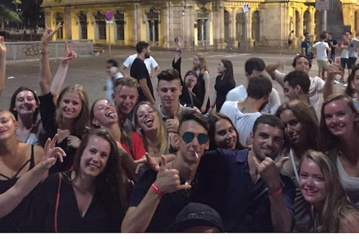 skupina lidí pózujících pro fotografii