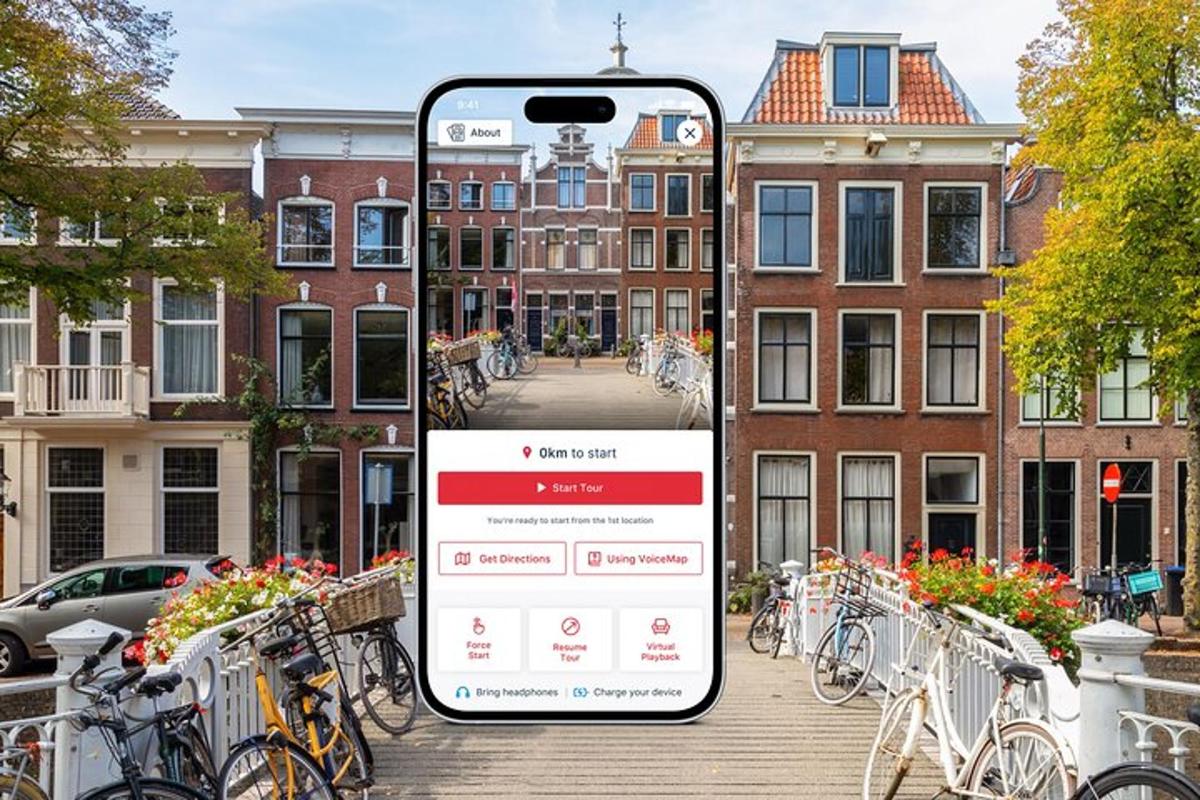 un iPhone davant d'un edifici amb bicicletes