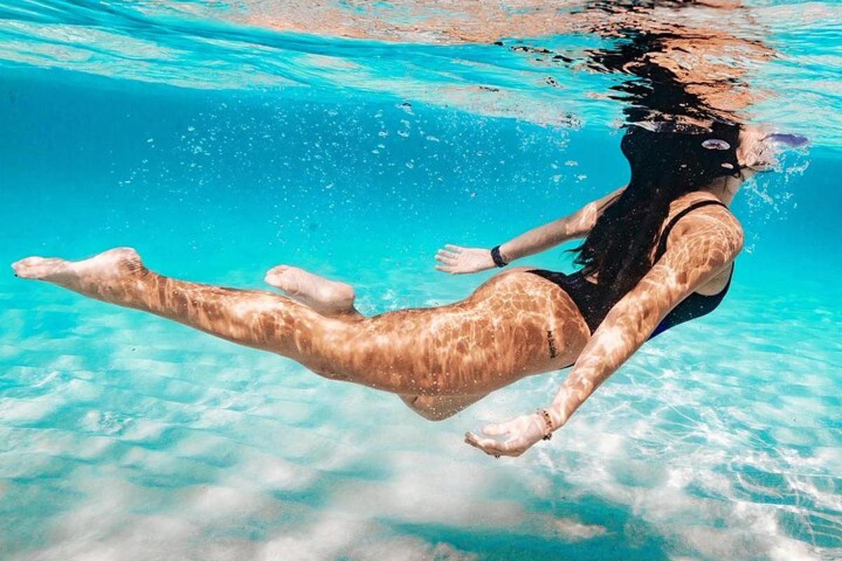 una persona está nadando en el agua