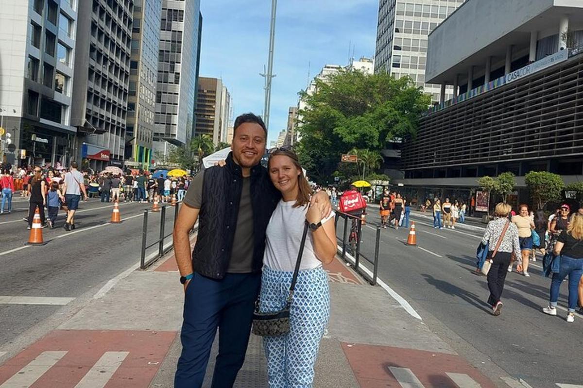 seorang lelaki dan seorang wanita berjalan di jalan