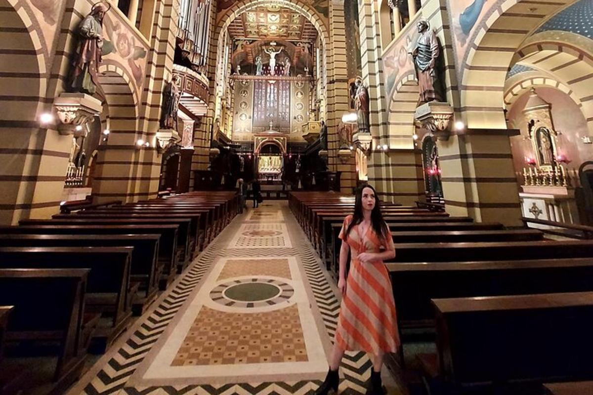 seorang wanita berdiri di hadapan sebuah gereja