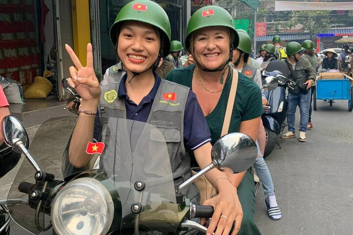 zwei Frauen mit Helmen fahren Motorrad