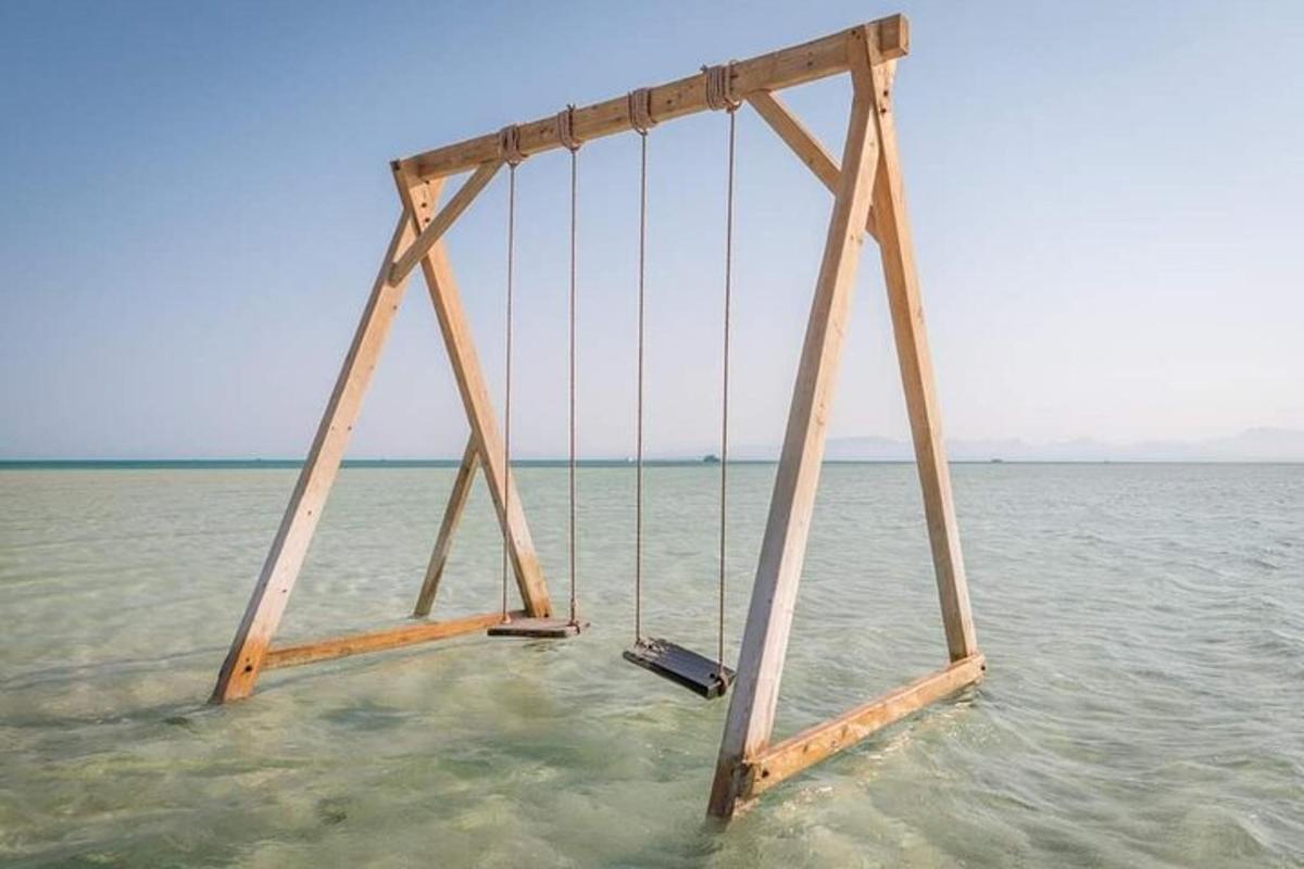 un ponte di legno in mezzo all'acqua