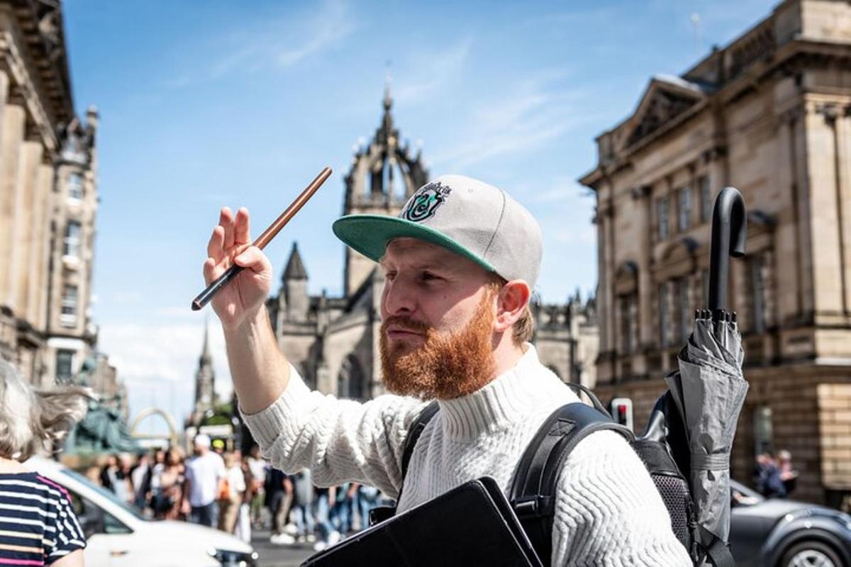 egy szakállas férfi, aki pálcikát tart a kezében