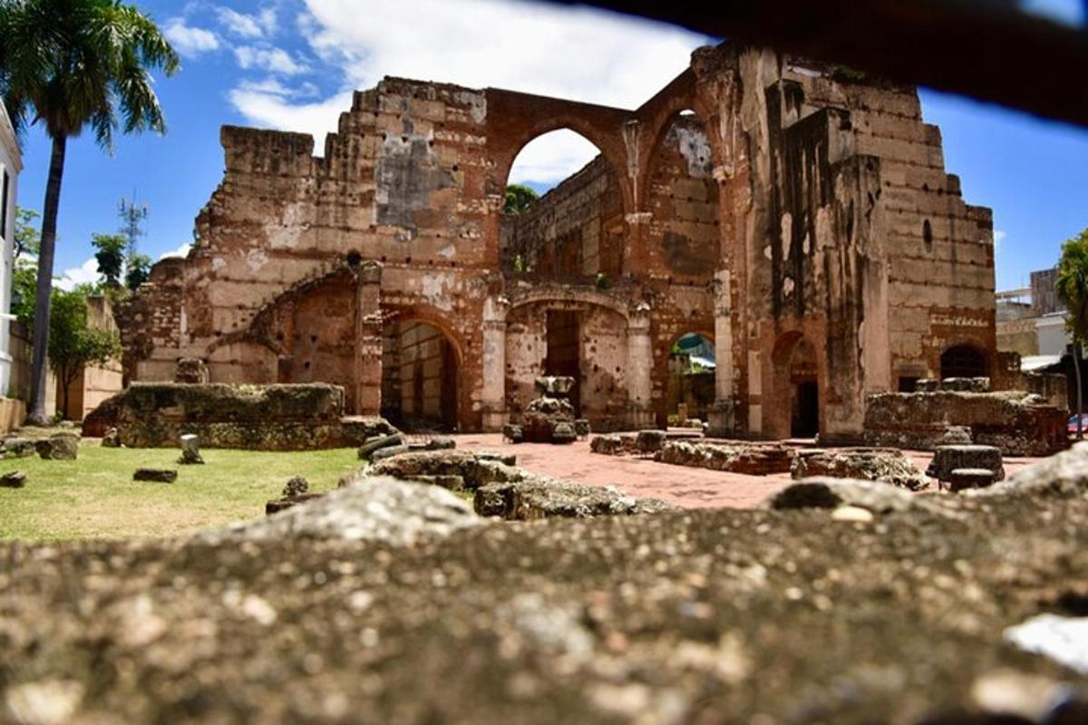 an old building with an arch in front of it