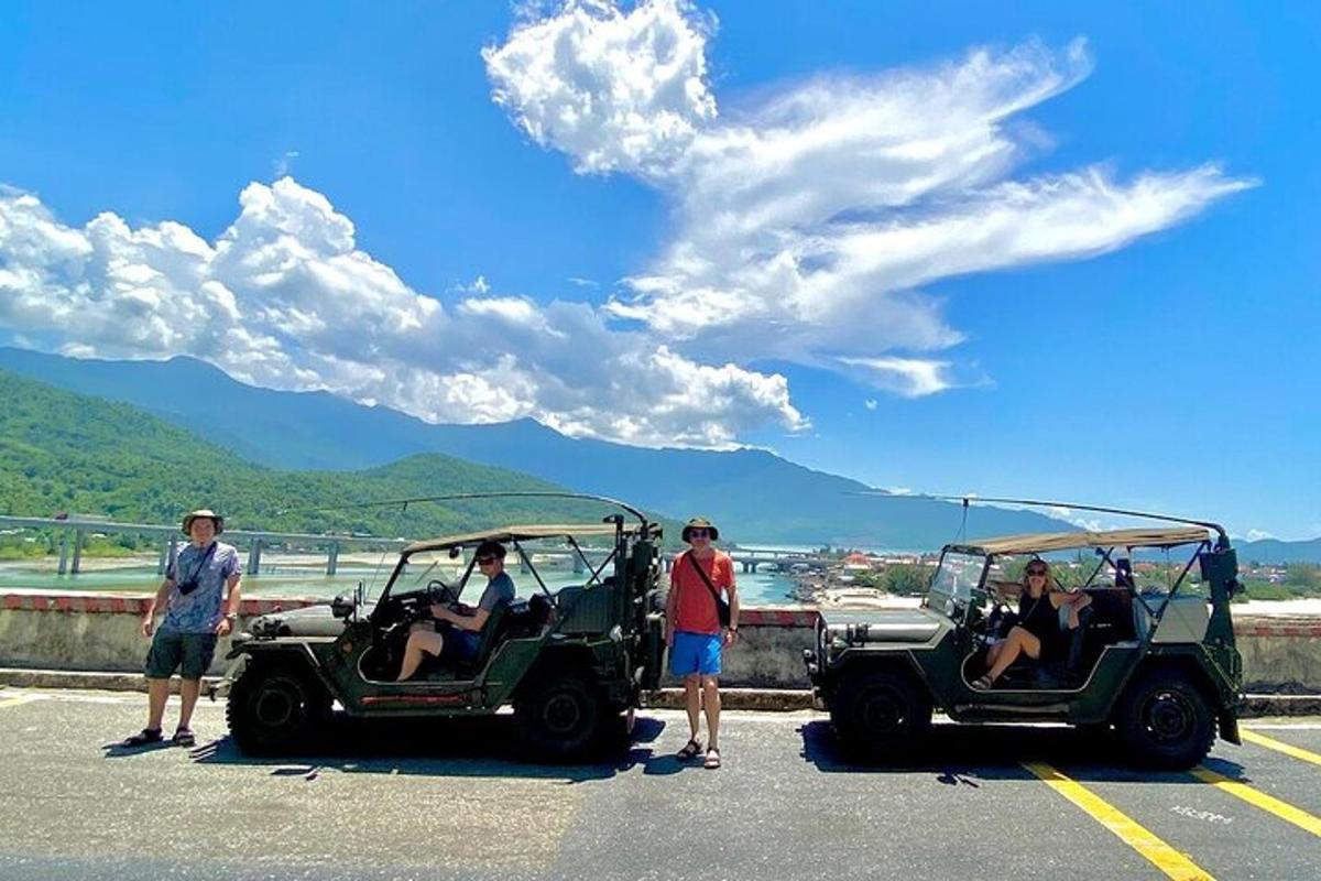 skupina lidí v golfových vozících na parkovišti