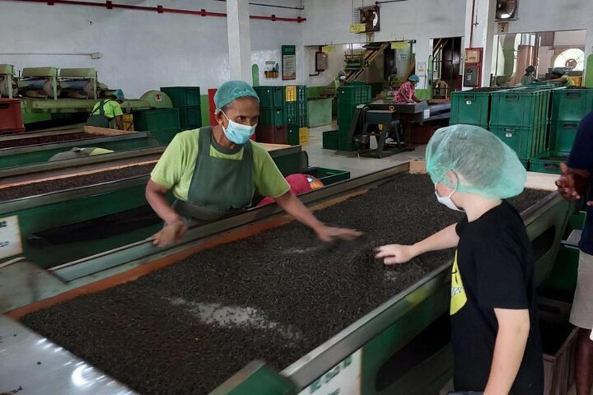 seorang lelaki dan seorang kanak-kanak di sebuah kilang dengan topeng