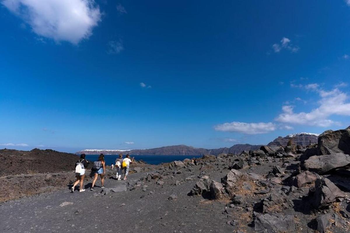un grupo de personas caminando por una montaña rocosa