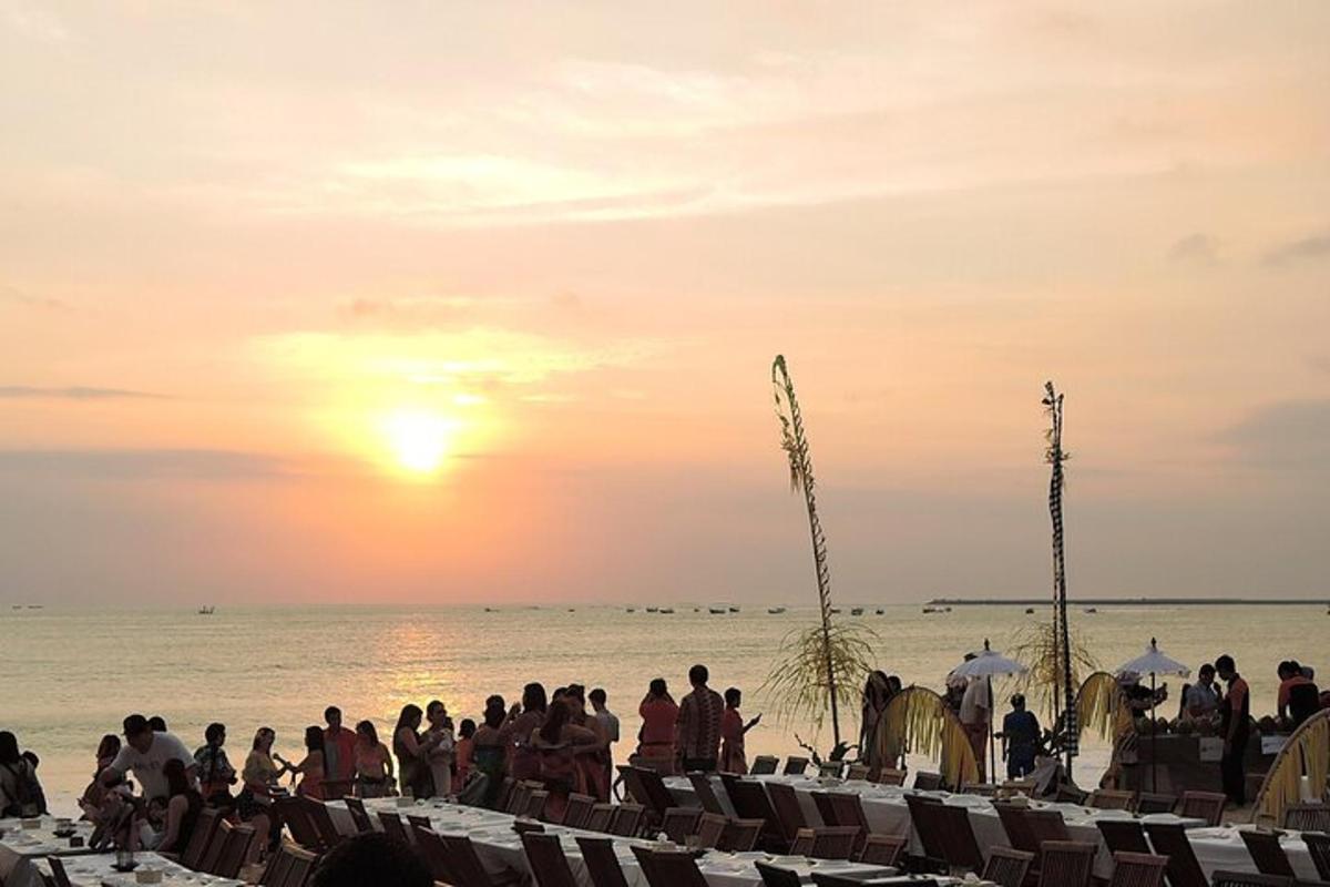 กลุ่มคนบนชายหาดตอนพระอาทิตย์ตก