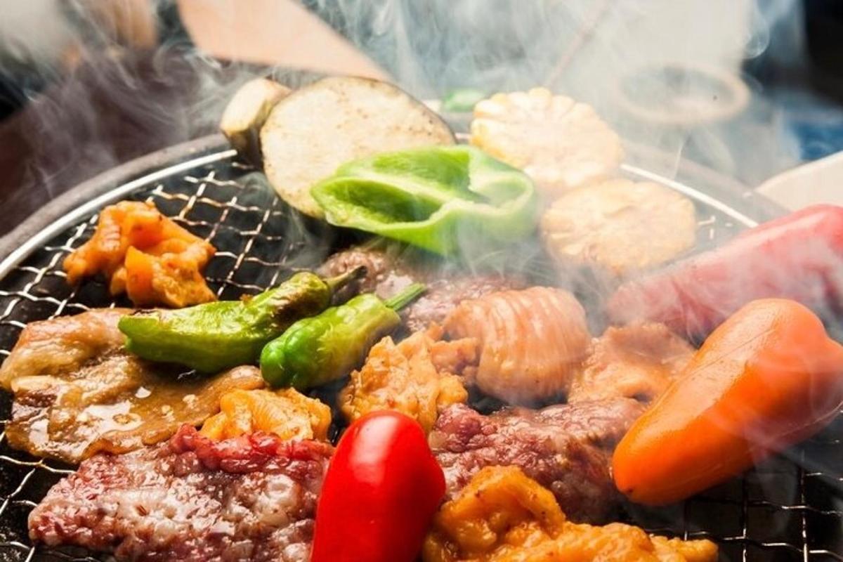 grill, millel on liha ja köögiviljad
