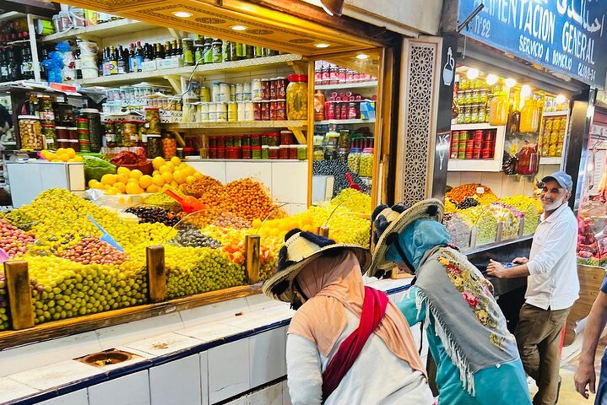 sekumpulan orang di pasar dengan buah-buahan dan sayur-sayuran