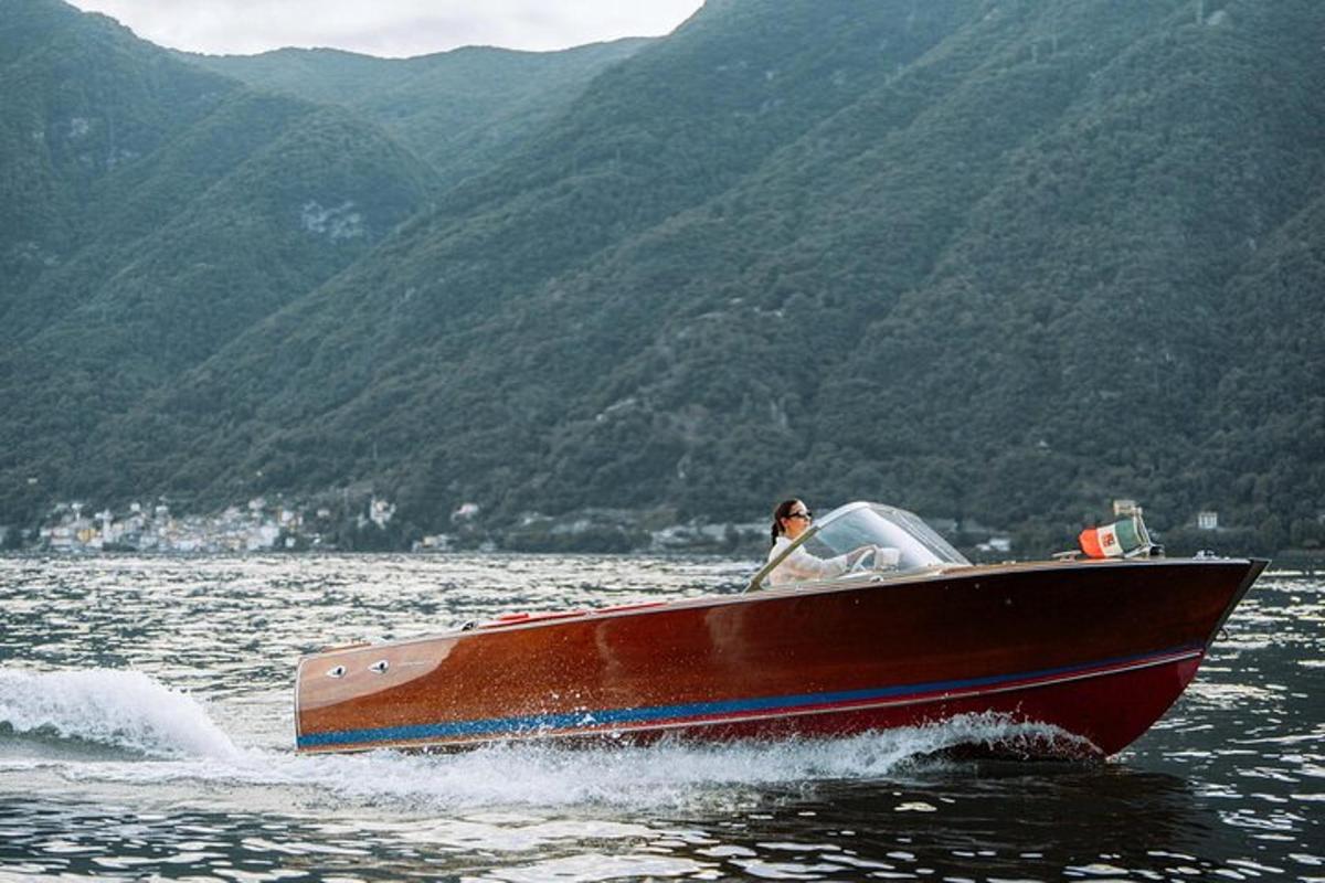 un uomo su una barca sull'acqua