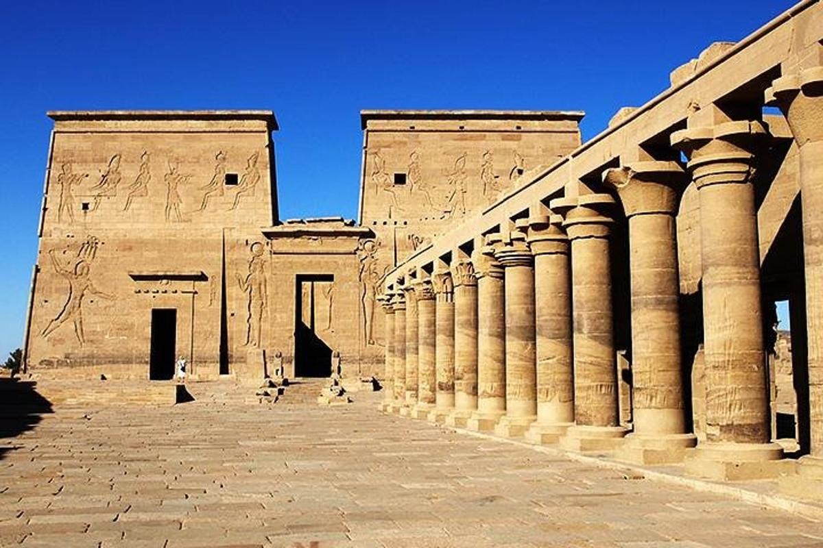 un grande edificio con colonne di fronte