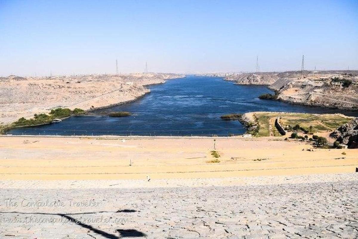 una vista di un fiume in mezzo a un deserto