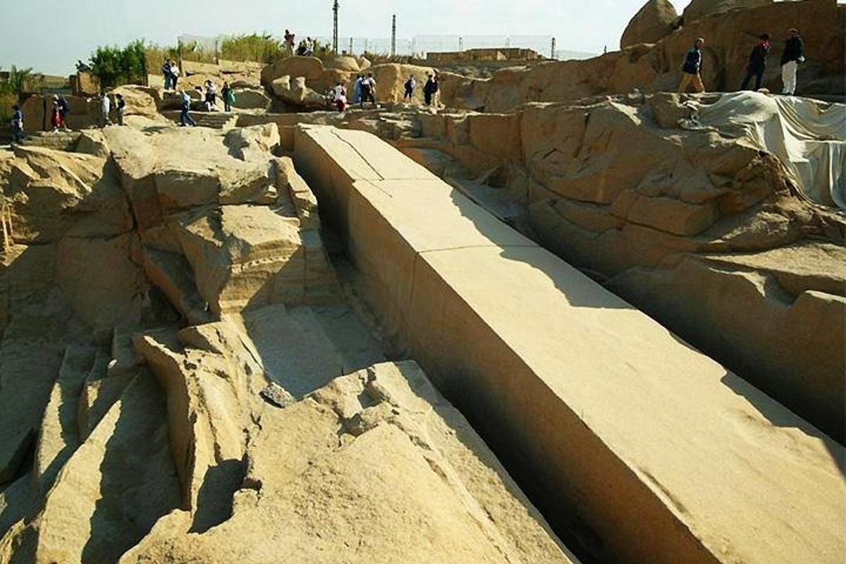 un mucchio di rocce con persone che ci camminano sopra