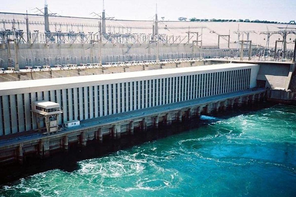 una diga con acqua in un fiume