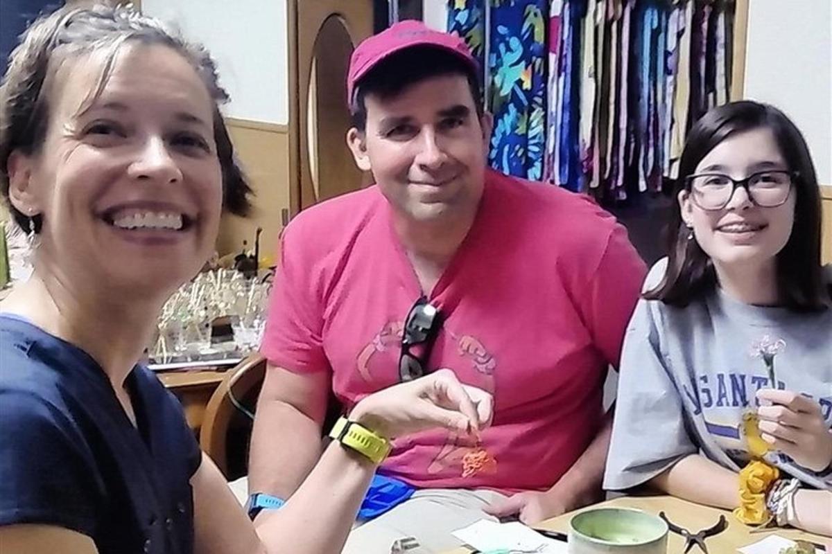 un uomo e due donne seduti a un tavolo