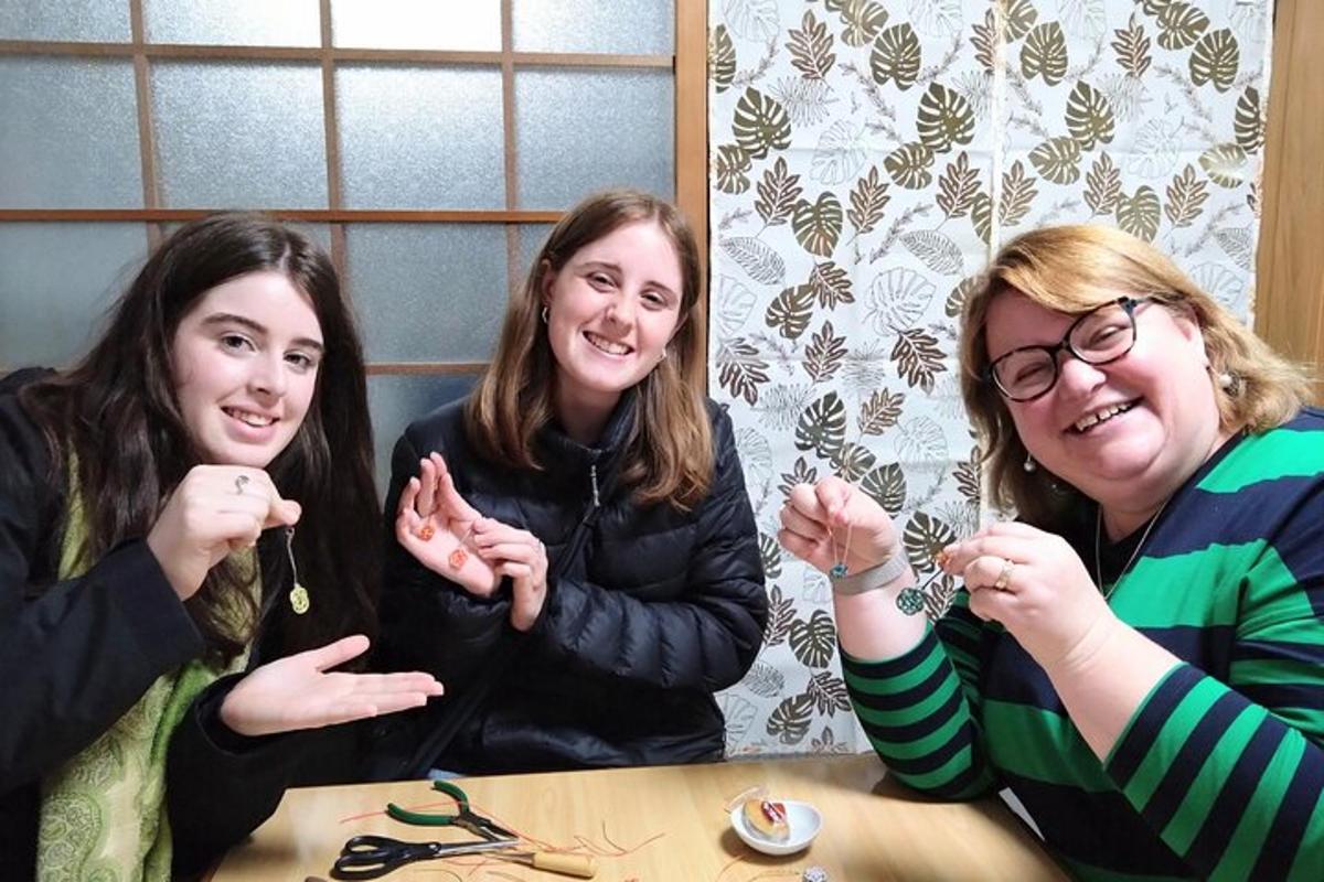 tre donne sedute a un tavolo con le mani