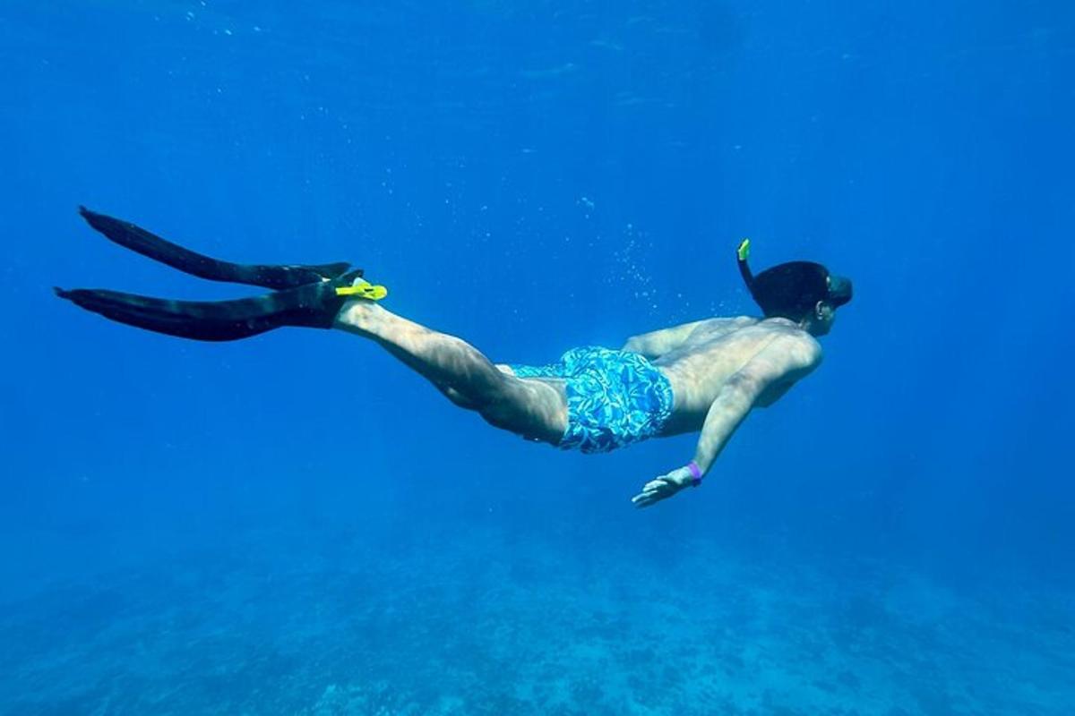 un uomo sta nuotando nell'acqua