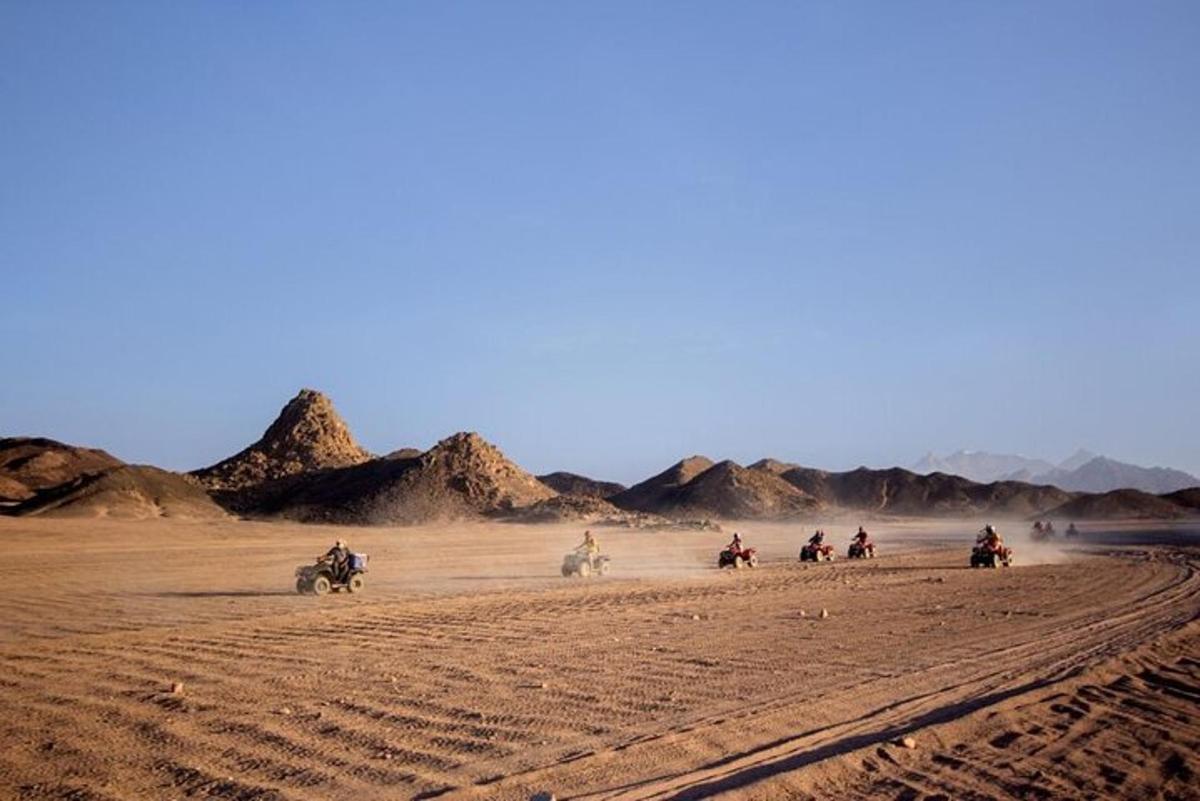 un gruppo di persone a cavallo nel deserto