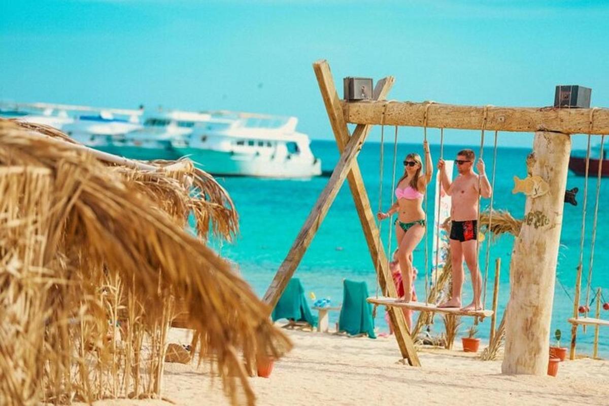 Ένας άντρας και μια γυναίκα στέκονται σε μια κούνια στην παραλία