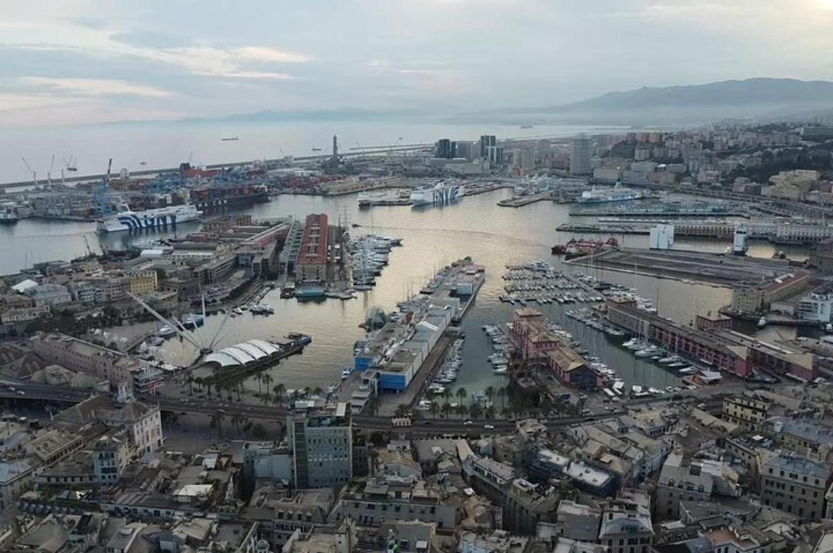 zračni pogled na pristanišče s čolni v vodi