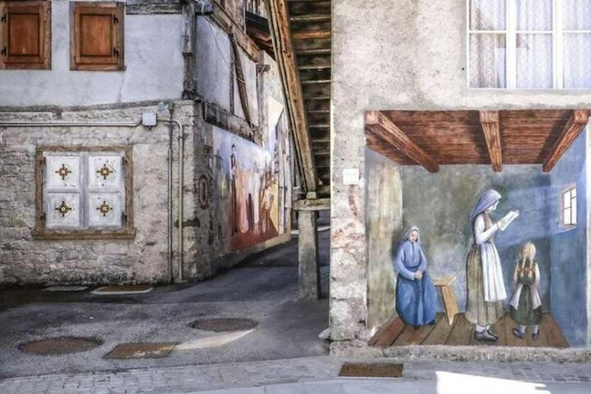 ένας πίνακας ζωγραφικής στην πλευρά ενός κτιρίου