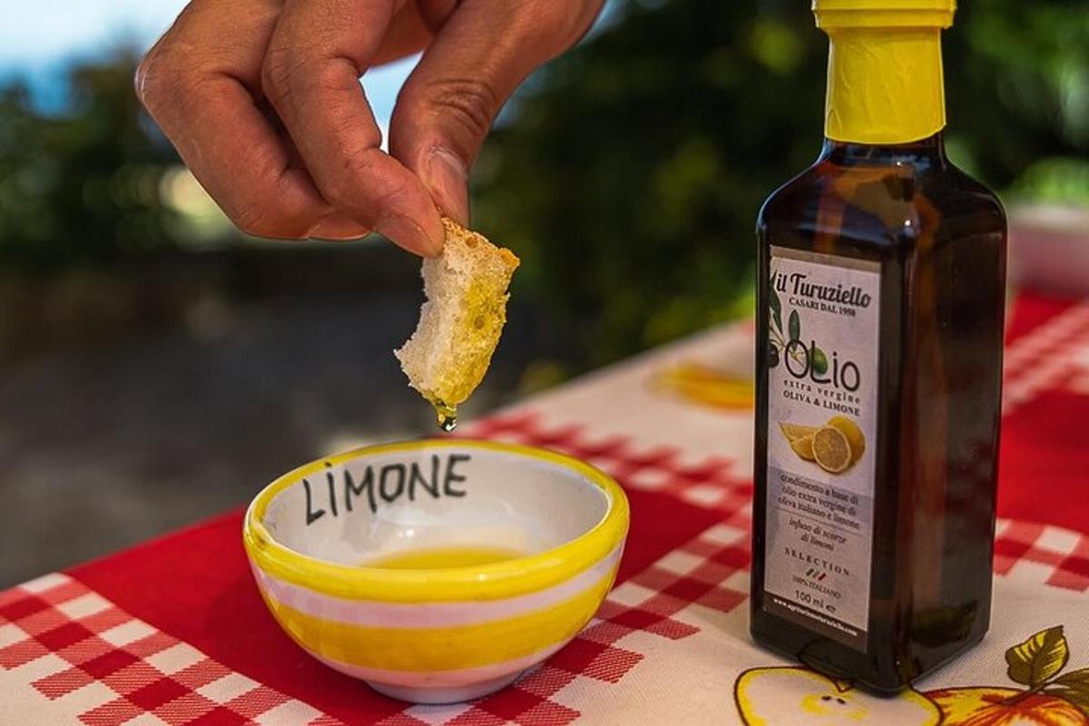 una persona che tiene in mano un pezzo di cibo accanto a una bottiglia di sciroppo