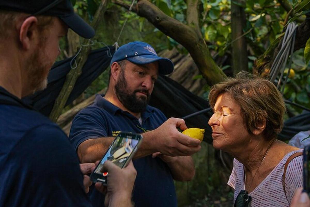un uomo che scatta una foto a una donna che mangia un'arancia