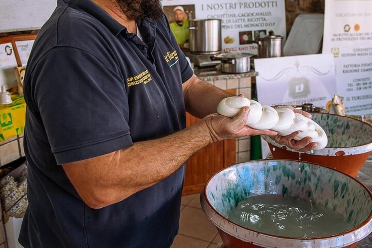 un uomo che tiene delle uova in una ciotola d'acqua