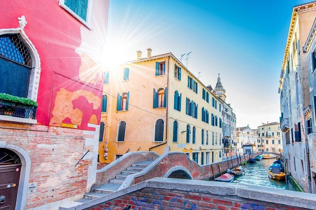un gruppo di edifici e scale accanto a un canale