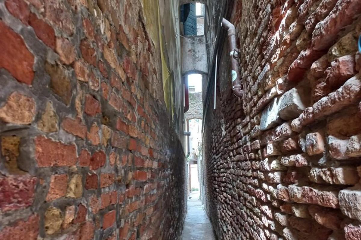 un vicolo con un muro di mattoni e un vicolo