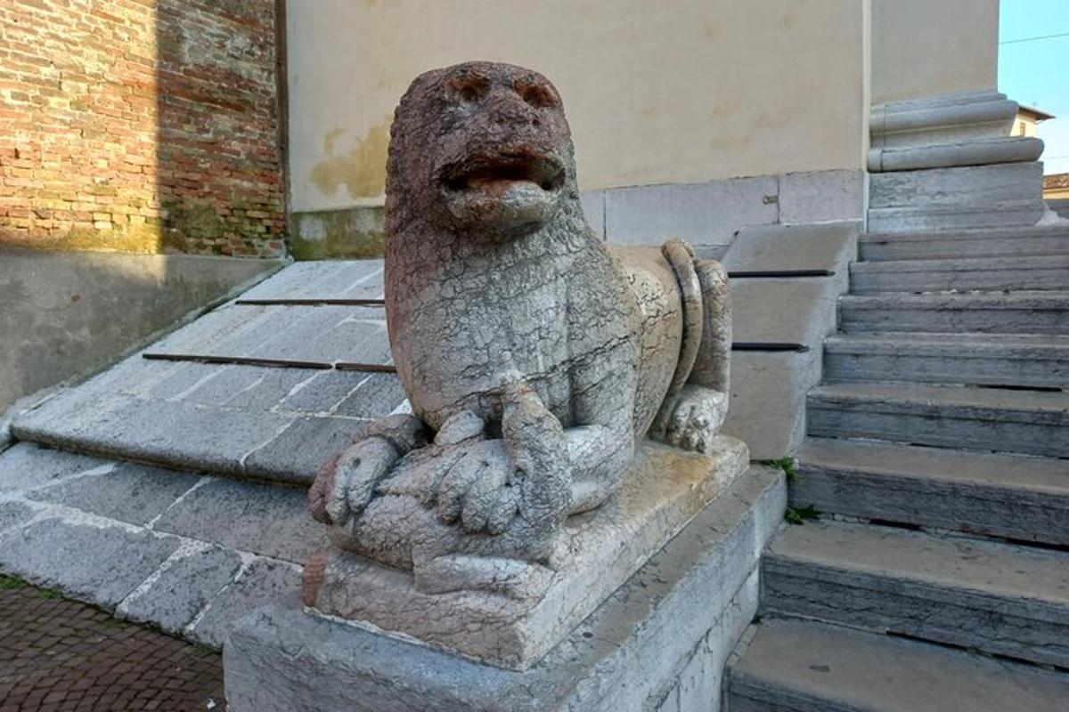 socha psa sedícího na boku budovy