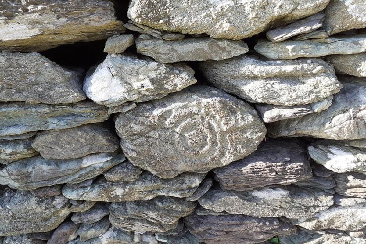 un muro di rocce con un'incisione su di esso