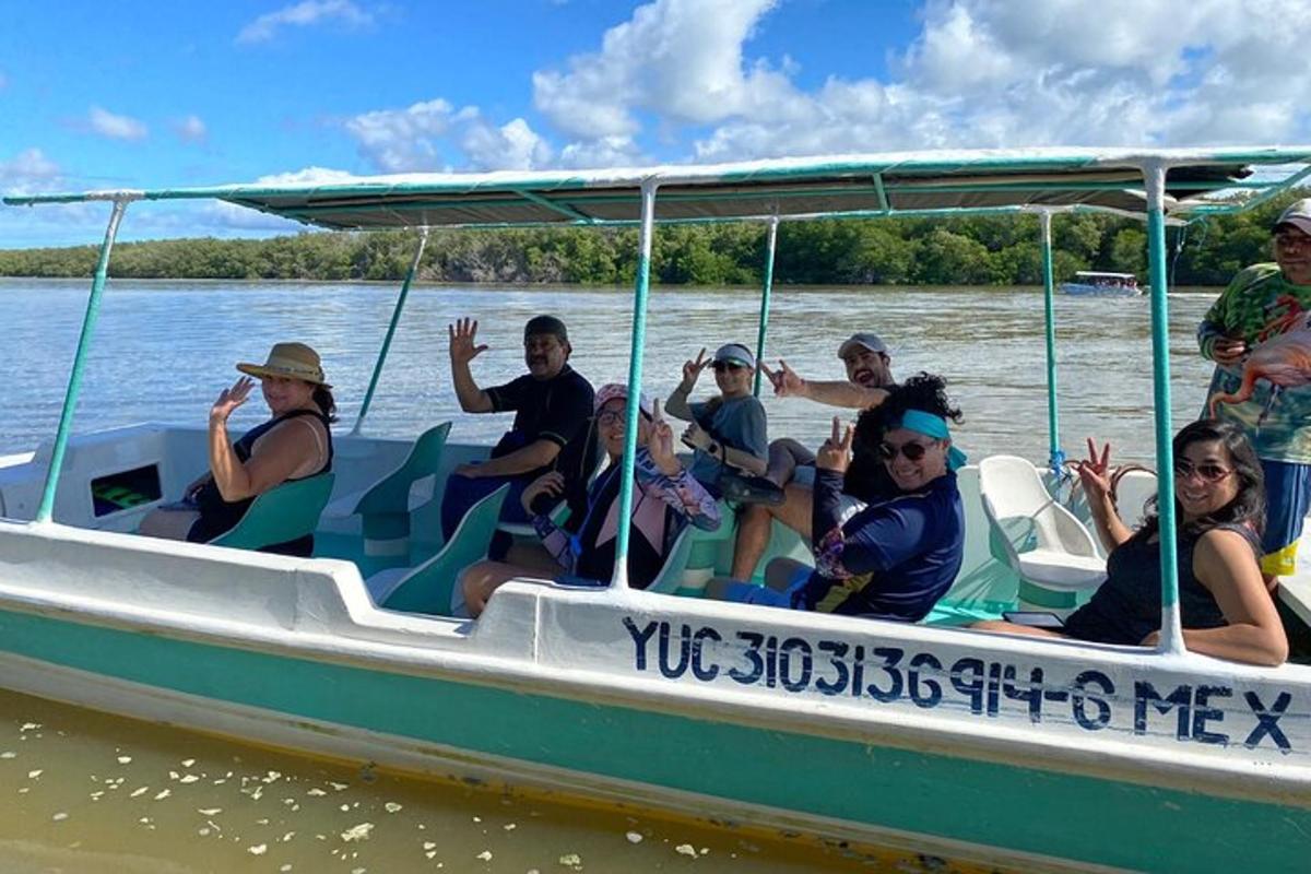 eine Gruppe von Menschen sitzt in einem Boot auf dem Wasser