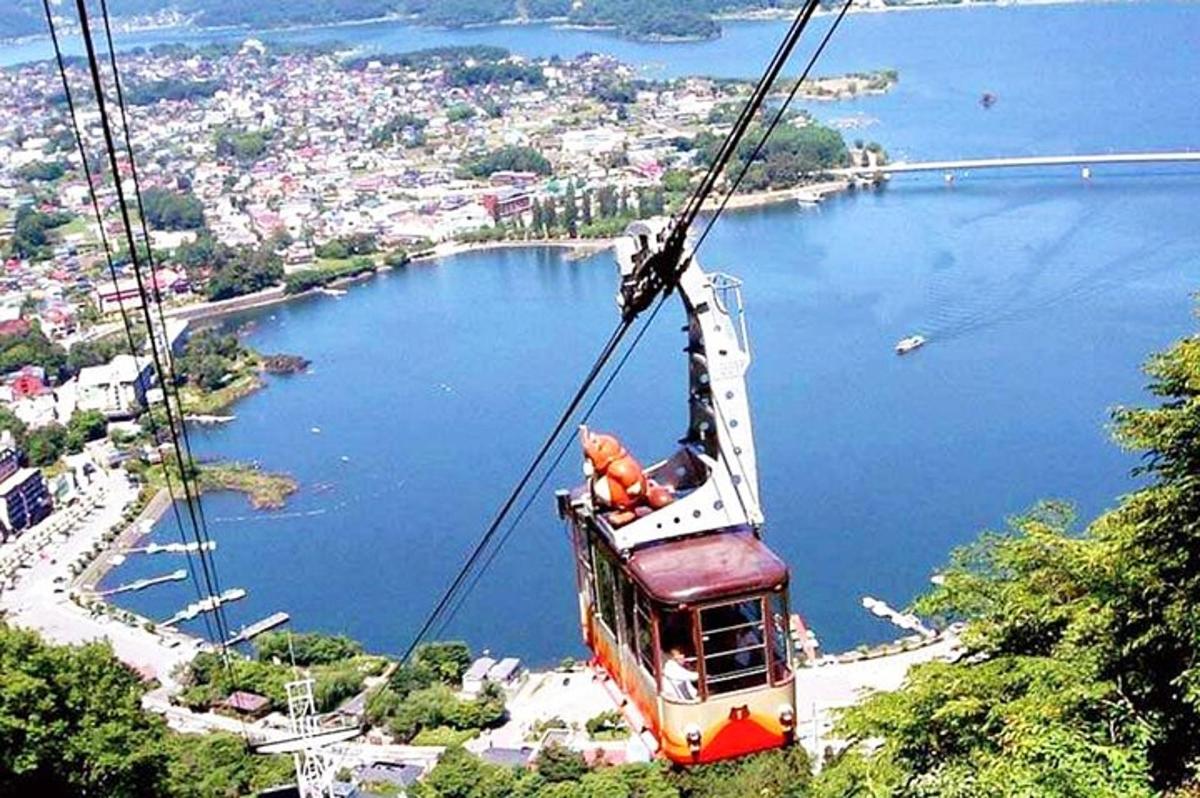 gondola letící nad vodní plochou