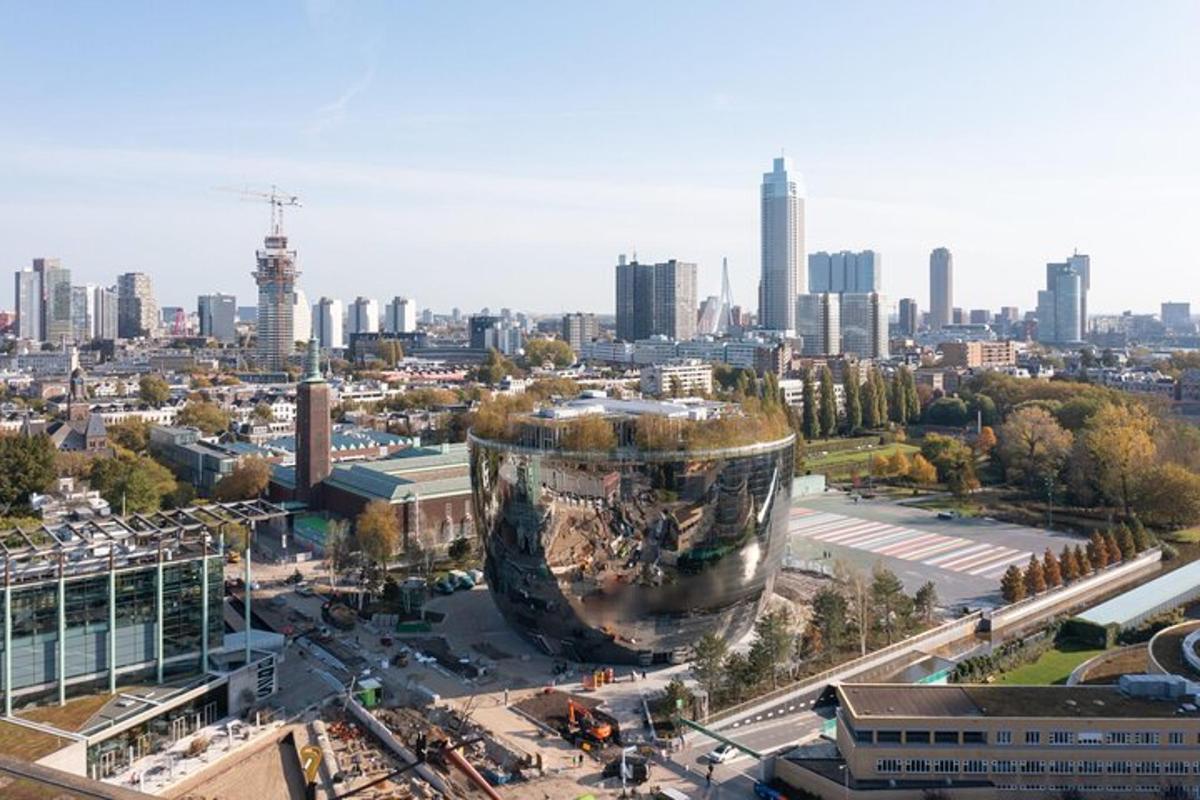 una vista aerea di una città con un edificio
