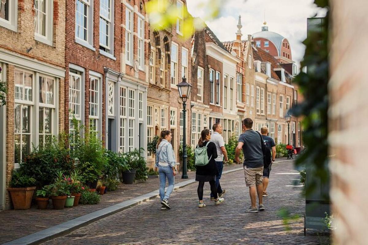 un gruppo di persone che camminano lungo una strada