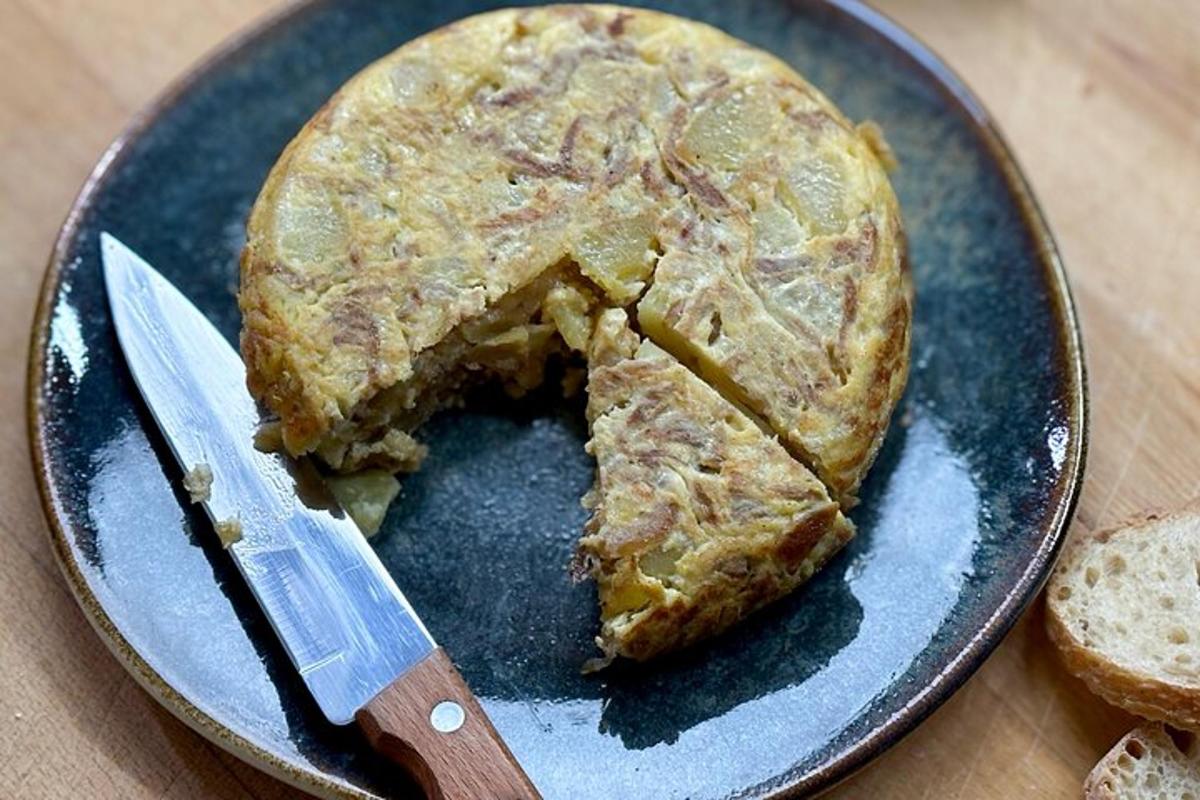 una torta appoggiata su un piatto blu con un coltello