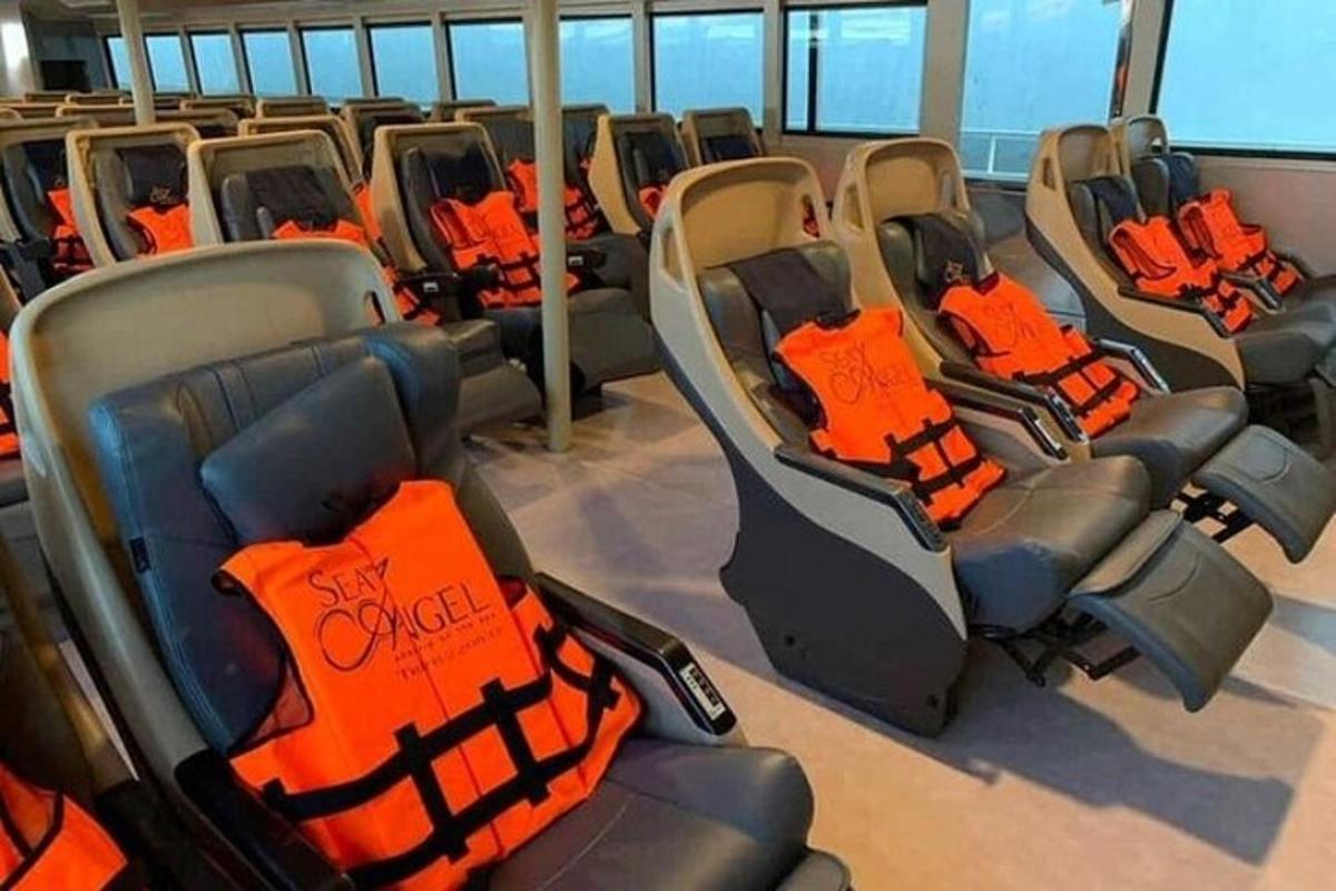 un grup de locuri goale într-un avion