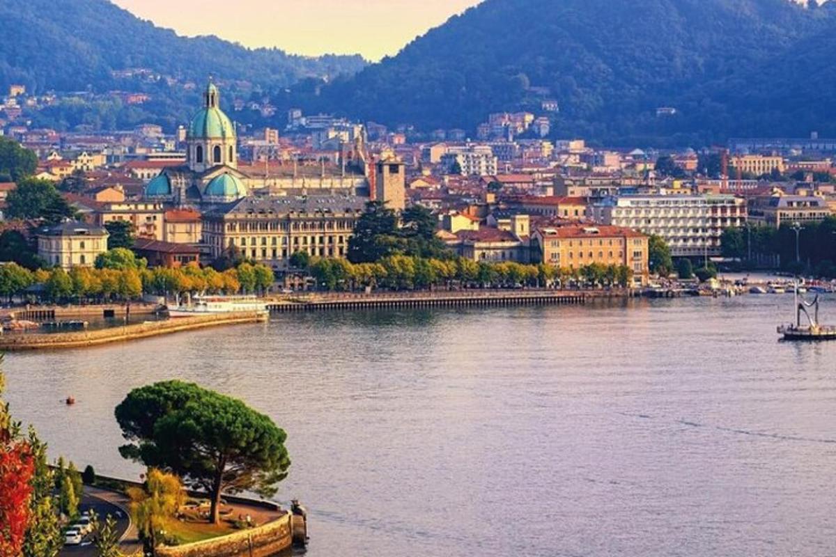 uma vista de uma cidade com um grande corpo de água