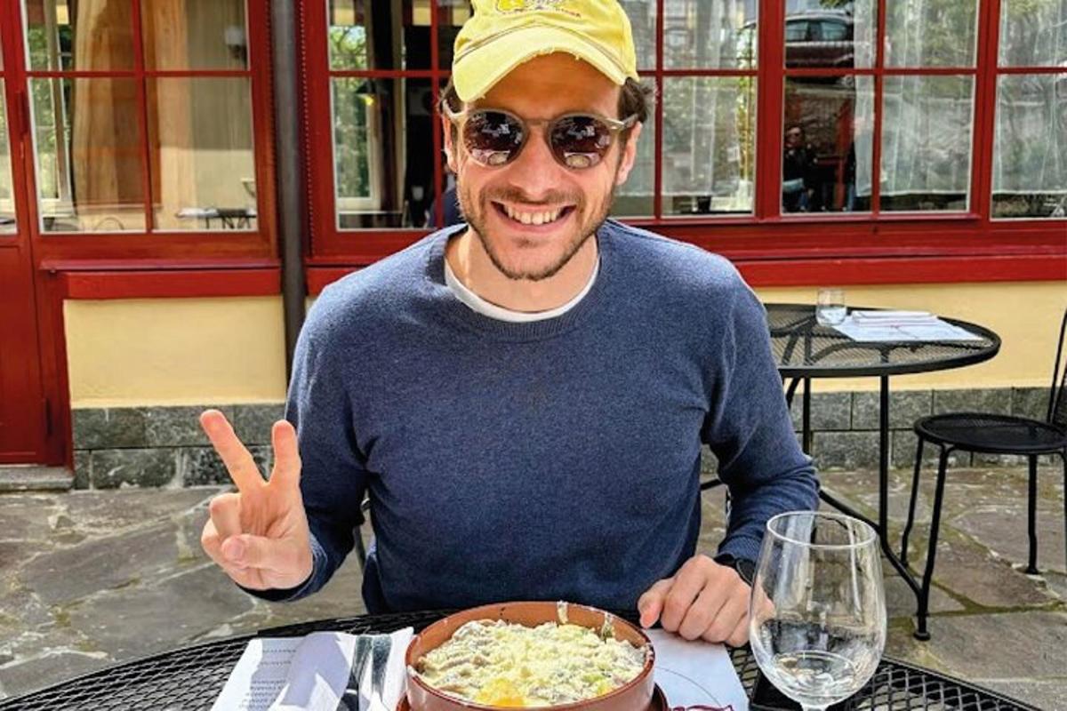 um homem sentado à mesa com uma tigela de comida