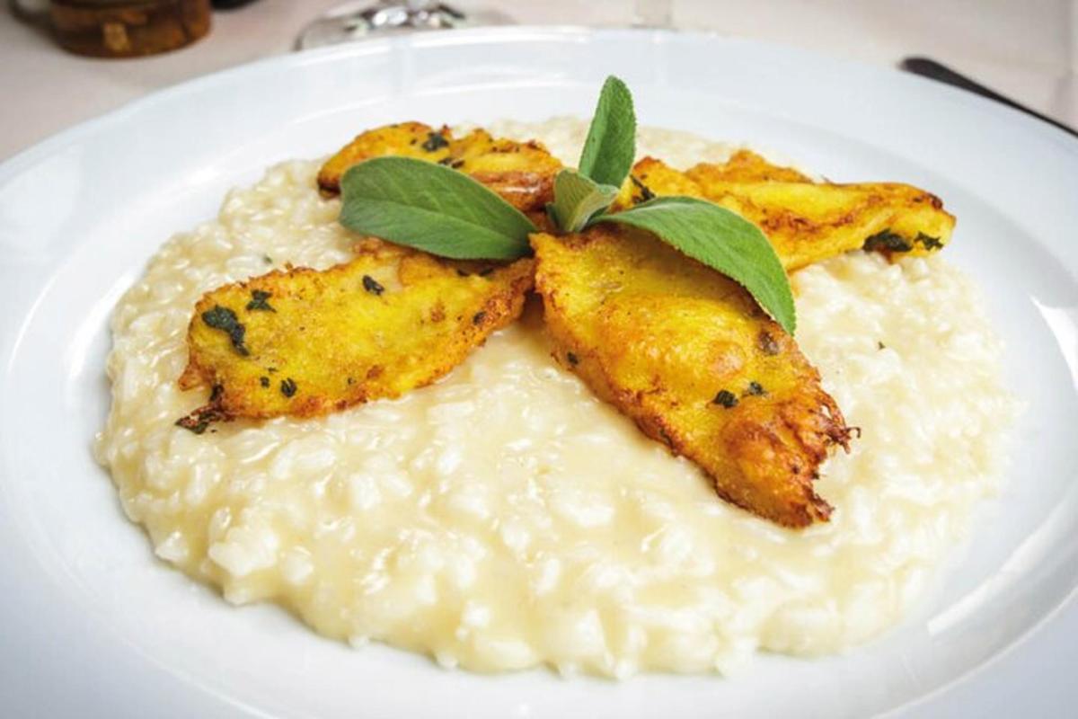 um prato de comida com arroz e peixe