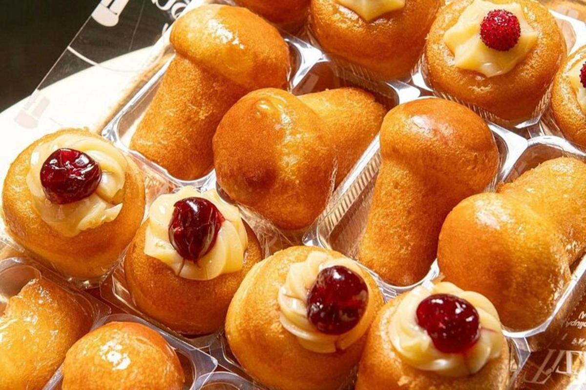 un grapat de pastissos amb cireres en un recipient